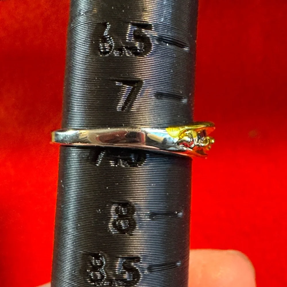 Elegant Gold and Silver Women's Ring - Picture 3 of 4